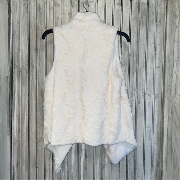 Jack by BB Dakota Cordova Faux Fur Vest - Picture 3 of 7